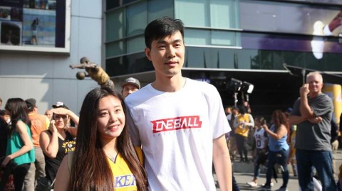 科比谢幕战六十光年，王仕鹏朱芳雨送别传奇，万人空巷只为一人