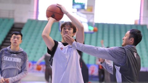 山东核心备战轻松写意 丁彦雨航率队剑指连胜