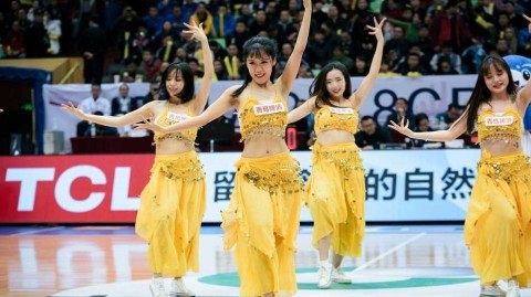 巴蜀寒冬里的篮球圣火 四川啦啦队热舞点燃京城德比战