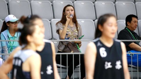 全运赛场的一道靓丽风景 前女篮国手许诺观战引围观