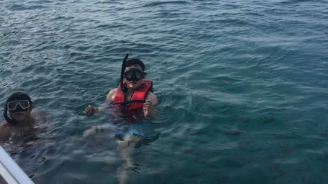 王汝恒携女友海边惬意度假 潜水烧烤秀霸气纹身