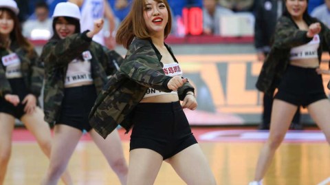 新春首战青岛男篮力克北控 篮球宝贝热舞点燃赛场