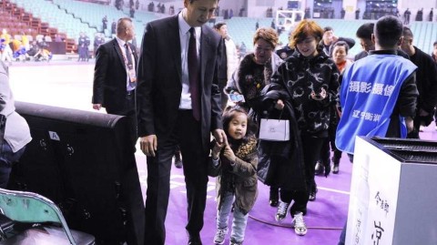 辽篮主场取胜后温暖一幕 郭士强怀抱爱女共享荣耀时刻