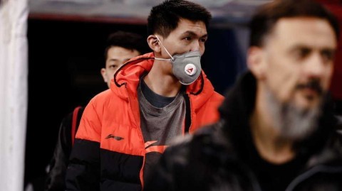 京城雾锁备战路，深圳烈豹客场佩戴口罩训练记