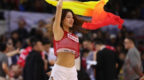 奥体中心燃情夜：啦啦宝贝热舞助阵，北控主场力克青岛