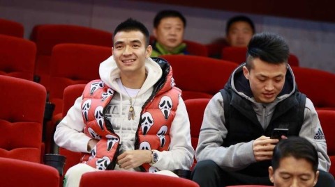 齐鲁冬夜篮球盛宴，看台星光熠熠耀全场