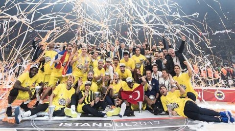 费内巴切的疯狂之夜：当冠军剪完篮网，安蒂奇剪掉了队友的长发