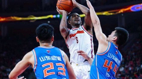 粤鲁大战风云再起：广东主场掀翻山东，季后赛席位暗流涌动