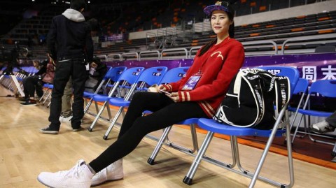 女篮名将许诺亮相全明星赛，长腿抢镜与孟达自拍获赠王治郅签名
