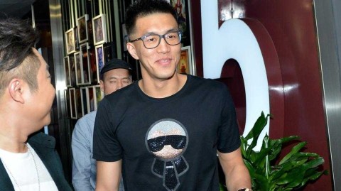 郭艾伦跨界力挺大鹏新片 赵本山惊喜现身《缝纫机乐队》东北首映礼