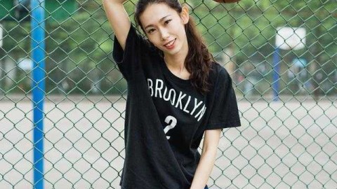 长腿女篮新星酷爱加内特，一言不合就上演暴力扣篮