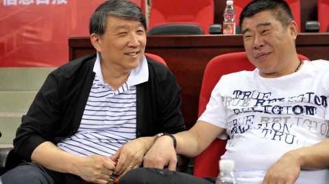 宫鲁鸣全运赛场边从容观战 一抹笑容见证篮球人生