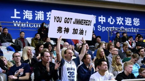 寒冬里的足球热情：精彩对抗瞬间记录