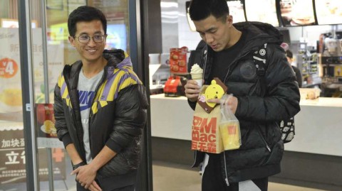 辽篮众将抵沈球迷热情接机 签名合影温情满溢