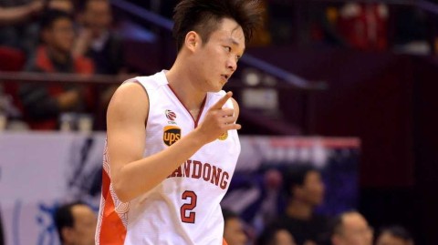 丁彦雨航季后赛神勇无双，周琦伤退难阻新疆扳回一城