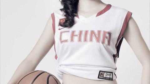 模特李怡飒爽演绎男篮战袍 运动时尚碰撞出火辣魅力