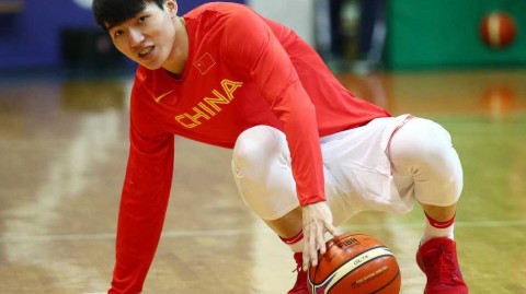 男篮蓝队京沪备战冲刺，易建联领衔全神贯注雕琢投篮