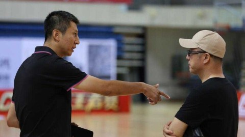 辽篮东北德比温情一幕 贺天举场边静待复出时刻