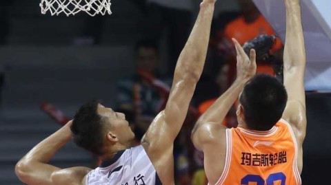 广东宏远季后赛经典战役！铁血防守与华丽进攻铸就东莞德比胜利