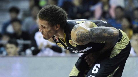 京粤大战经典回眸：比斯利狂野劈扣与阿联的空中对决