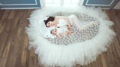 孟达娇妻与爱女定格唯美瞬间 产后身材依旧火辣羡煞旁人