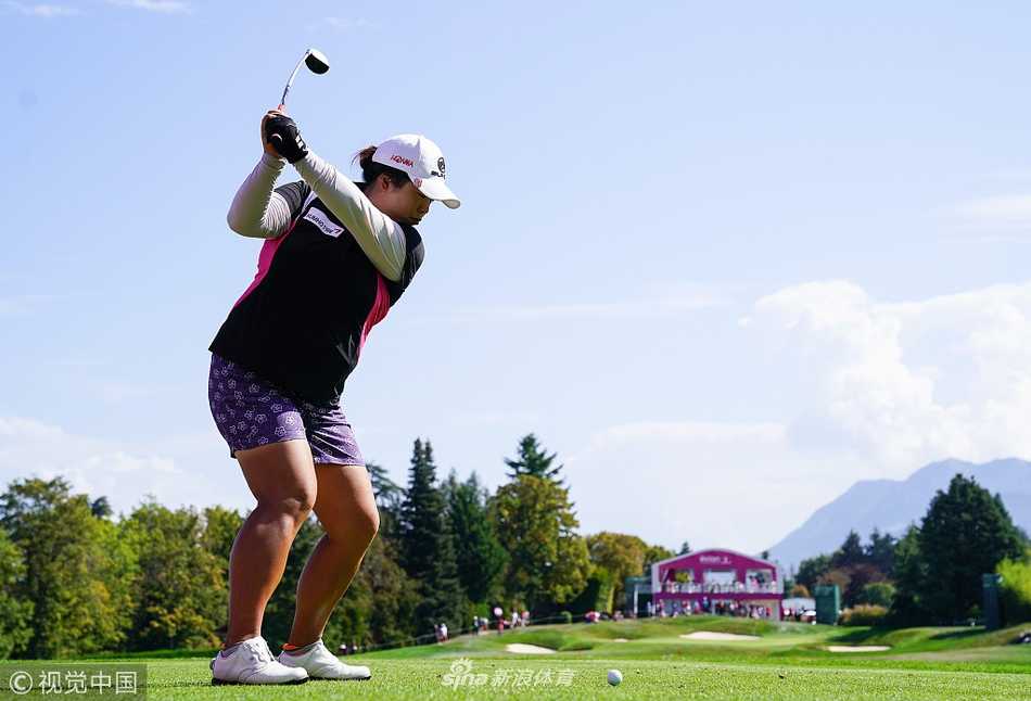 冯珊珊全神贯注准备推杆，目光如炬凝视球洞方向，果岭的线条在她身后延伸。