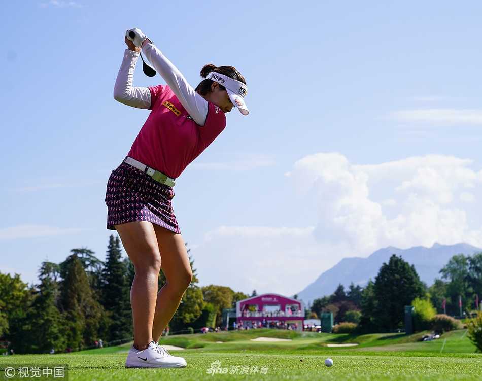 高宝璟在果岭边冷静观察线路，表情专注，手握推杆谋划制胜一击。