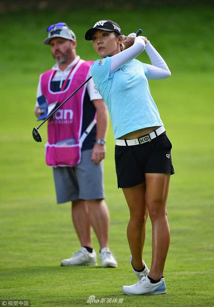 宝拉-克里默以标志性粉红装扮亮相，在绿茵场上留下醒目而自信的身影。