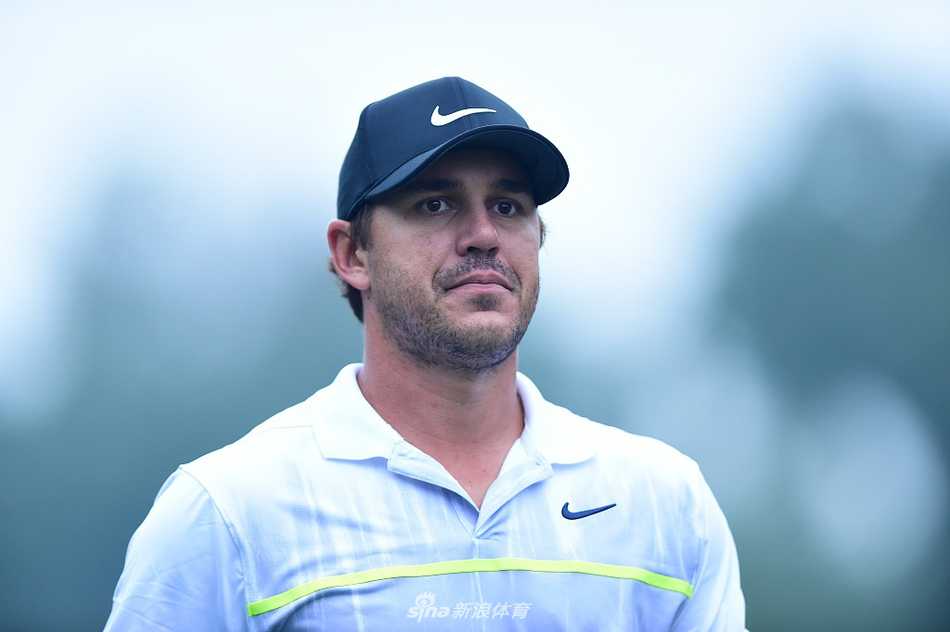 汤姆·霍吉在第十五洞果岭边审慎观察，他在此洞射下关键老鹰一度取得单独领先