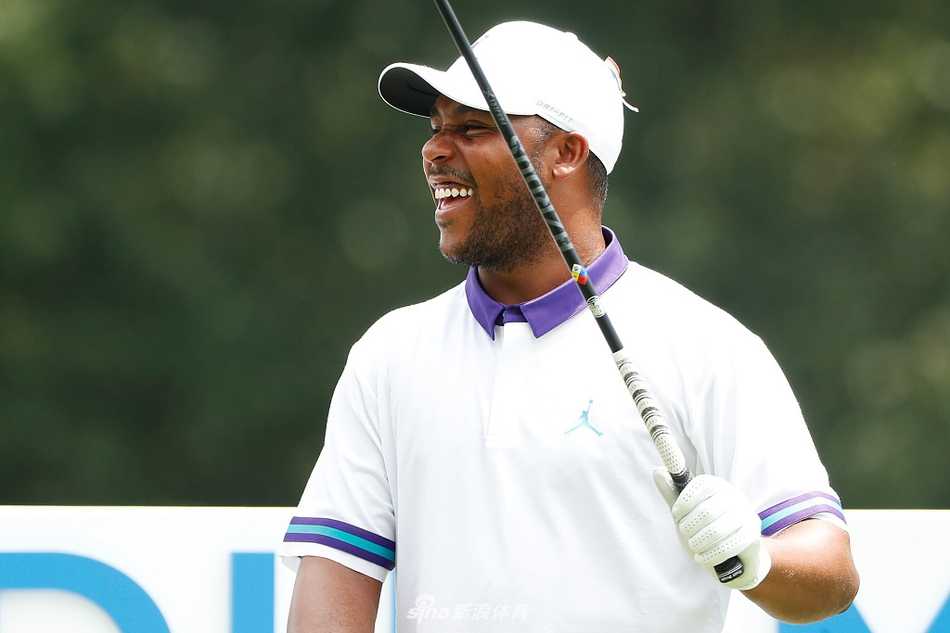 哈罗德·瓦尔纳三世在塞奇菲尔德球场专注凝视，他的无柏忌一轮助其登上领先榜