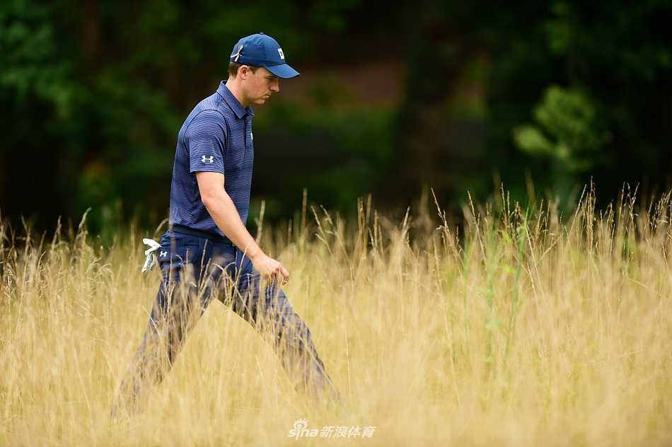 罗杰·斯隆推杆果断出手，火热的手感助他创造个人职业生涯单轮最低杆纪录