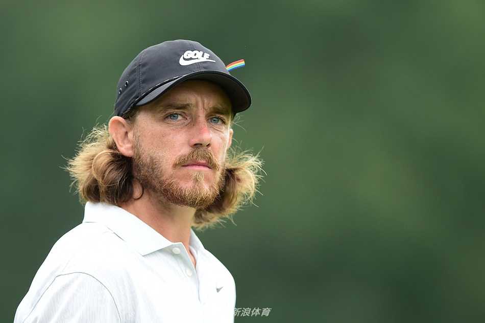 哈里斯·英格利希在球道中稳健挥杆，他以六十四杆的成绩紧追领先集团