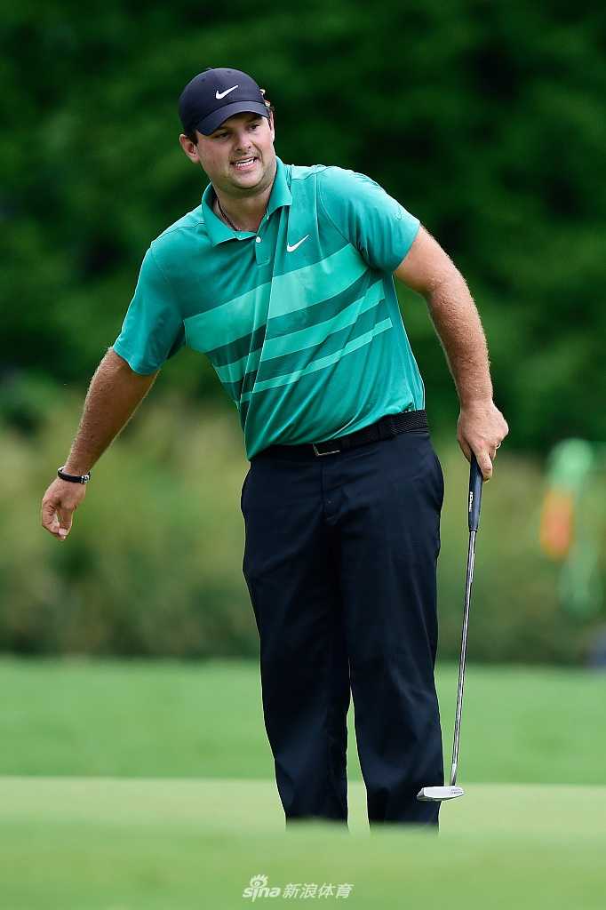 韦伯·辛普森面带微笑轻推小球，作为本土热门他展现出放松且自信的姿态