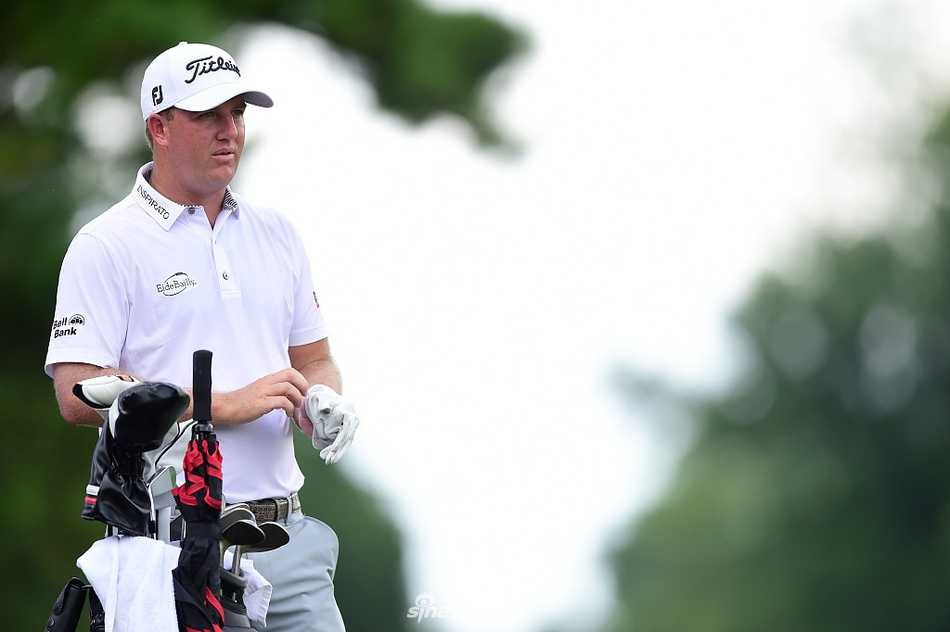 塞奇菲尔德乡村俱乐部罗斯球场全景，蓝天白云下球场绿意盎然，但首轮天气曾一度捣乱