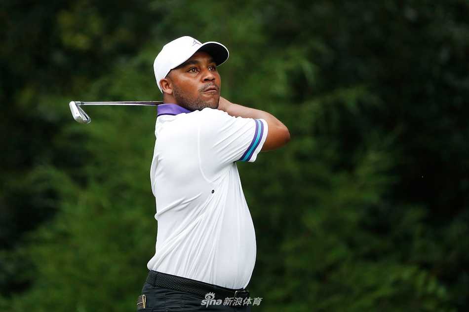 乔丹·斯皮思在长草中寻找击球线路，他首轮表现挣扎仅交出平标准杆的成绩