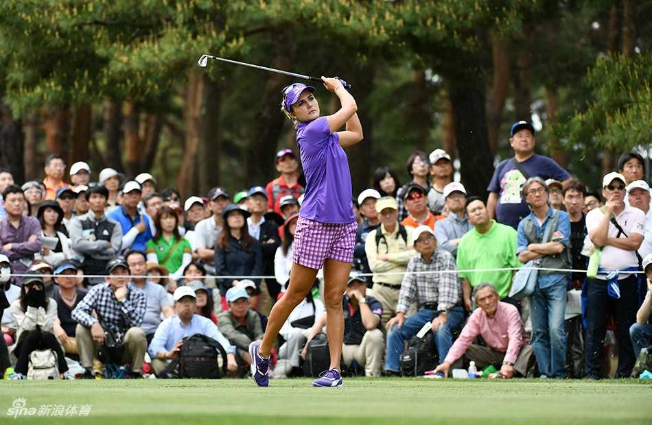 汤普森蹲在果岭上，目光如炬地审视推杆线路，阅读着草皮的每一丝起伏。