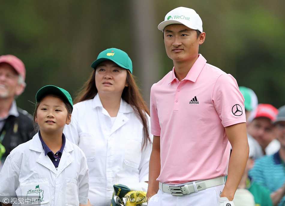 温情挥杆奥古斯塔:李昊桐与家人的大师赛温馨时刻 李昊桐与父母在奥古斯塔标志性的记分牌前并肩而立,父亲的手轻扶其背,眼中满是自豪
