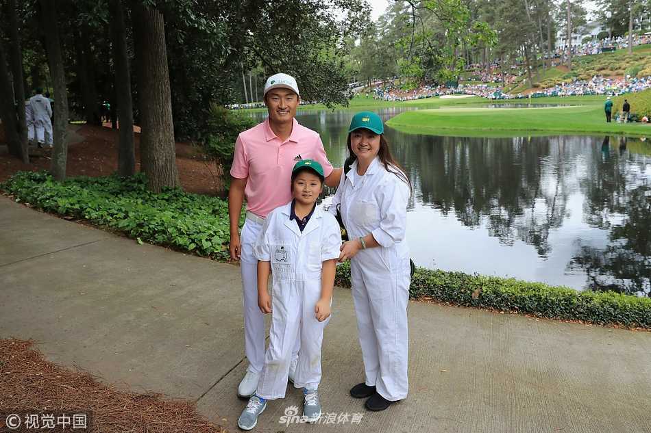 温情挥杆奥古斯塔:李昊桐与家人的大师赛温馨时刻 李昊桐弯腰与威利特的儿子轻松互动,孩子被他逗得开怀大笑,阳光洒满绿茵