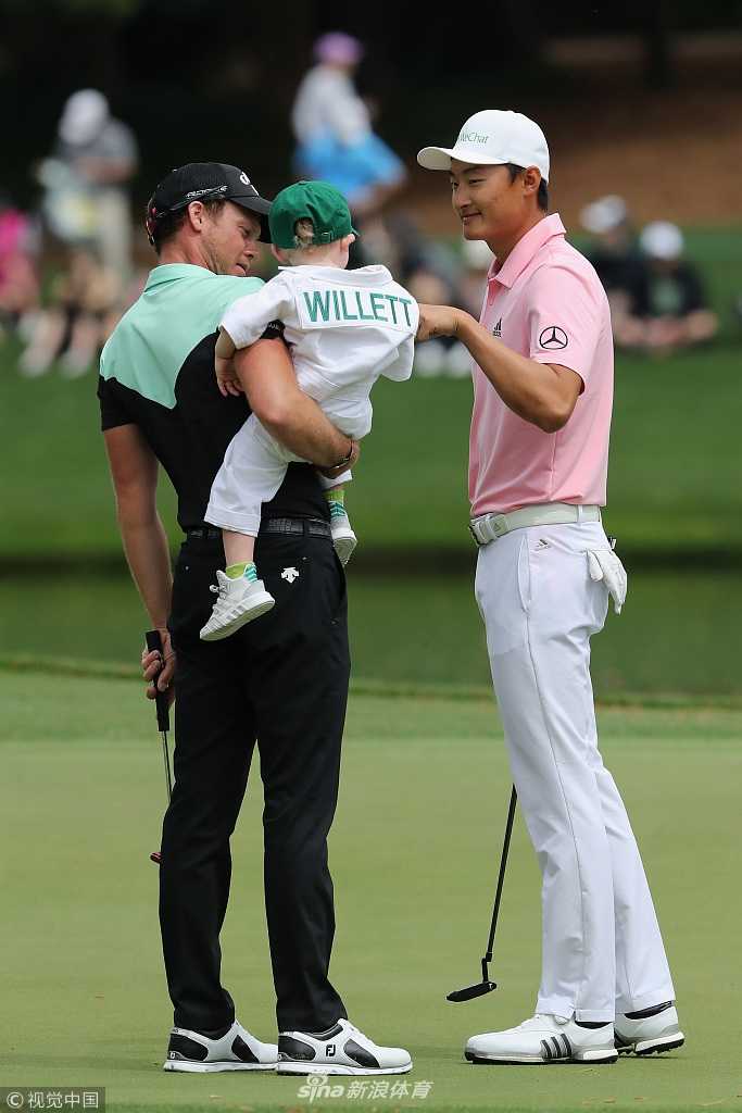 温情挥杆奥古斯塔:李昊桐与家人的大师赛温馨时刻 李昊桐与母亲在球场长椅上小憩,母亲温柔地凝视着他,侧影中满是关爱与支持