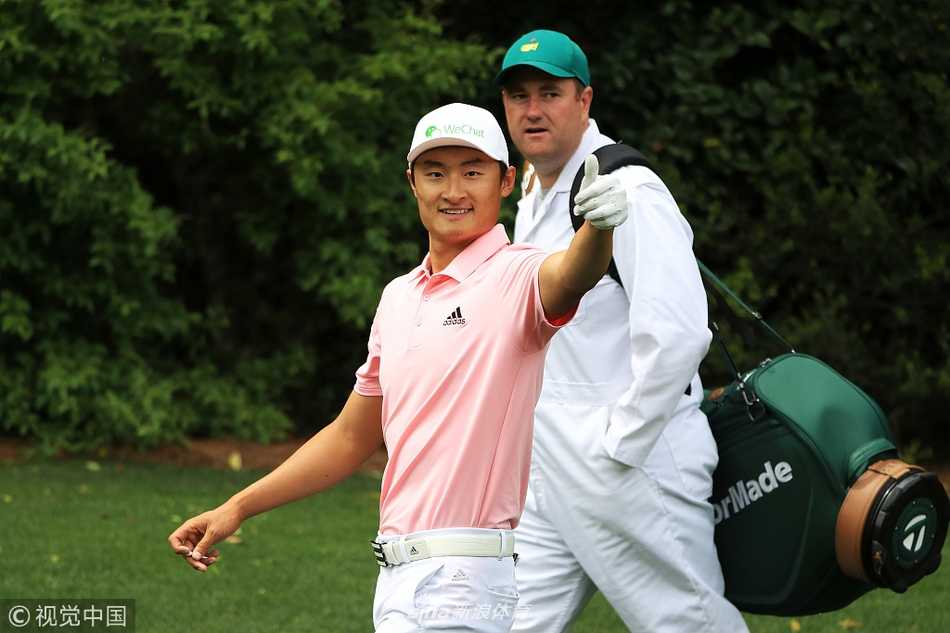 温情挥杆奥古斯塔:李昊桐与家人的大师赛温馨时刻 李昊桐与父亲在练习场边认真讨论技术动作,父子二人的专注神情如出一辙