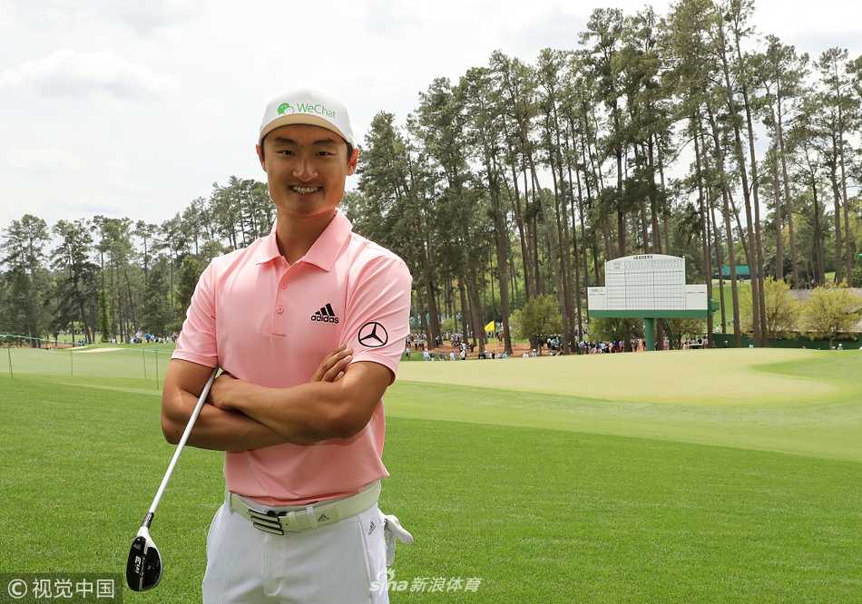 温情挥杆奥古斯塔:李昊桐与家人的大师赛温馨时刻 李昊桐一家在奥古斯塔盛开的杜鹃花丛前拍摄全家福,笑容灿烂,亲情满溢