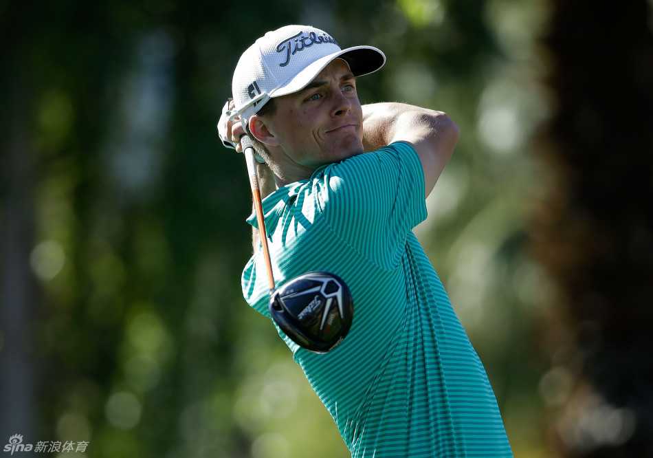 特洛伊-梅里特在果岭边蹲身，全神贯注地观察眼前复杂的推杆线路