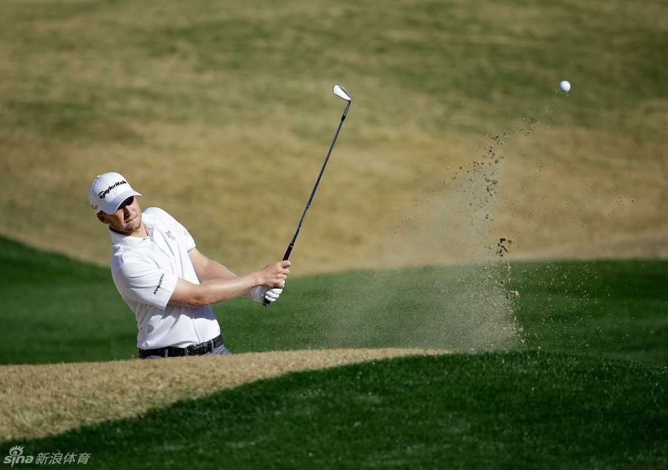 从发球台角度眺望第十四洞全景，球道蜿蜒伸向被沙坑环绕的果岭