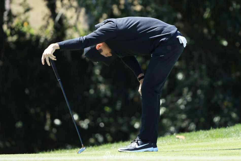 泰瑞尔·哈顿在18号洞果岭凝神注视，准备推出决定领先优势的关键一推。