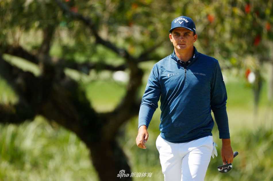 张新军在16号洞果岭边，以一记精妙的切杆将球直接切入洞中，捕捉到全场喝彩的老鹰瞬间。