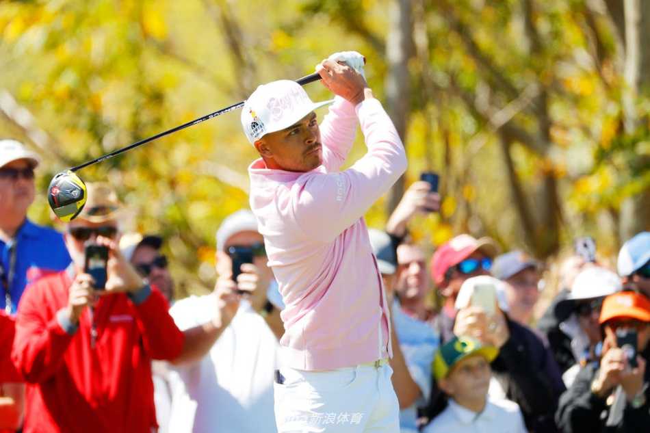 麦克罗伊在强风中眯眼判断球路，脸上写满了与恶劣条件抗争的专注与决心。