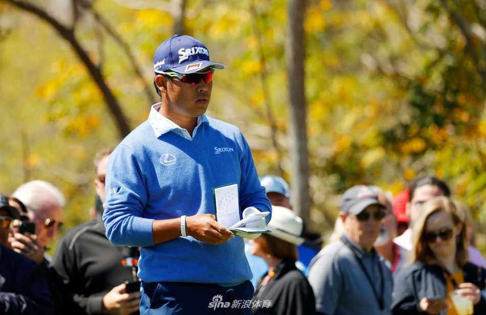 任成宰在果岭上俯身精准读线，这位韩国新星正沉稳地走在争冠行列之中。