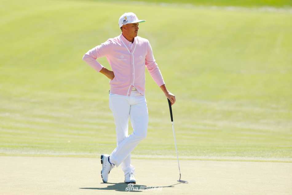 泰瑞尔·哈顿夺冠后激情庆祝，紧握的拳头和绽放的笑容释放了所有压力与喜悦。