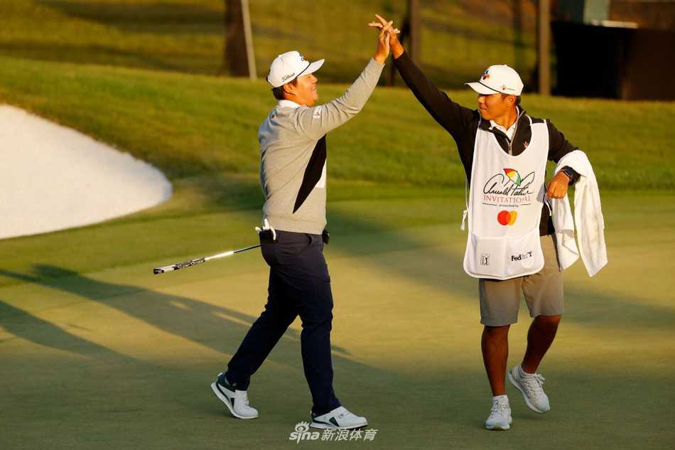 湾丘俱乐部标志性的湖畔景观，见证了一场在狂风与坚韧中诞生的伟大胜利。