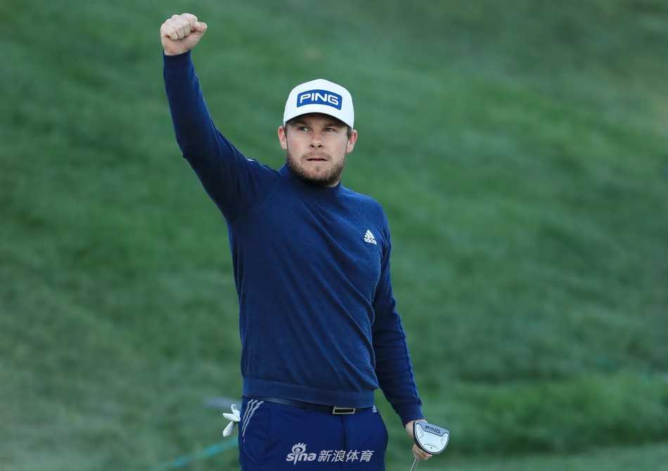 冠军奖杯在聚光灯下熠熠生辉，静待着那位能征服湾丘狂风的最后王者。